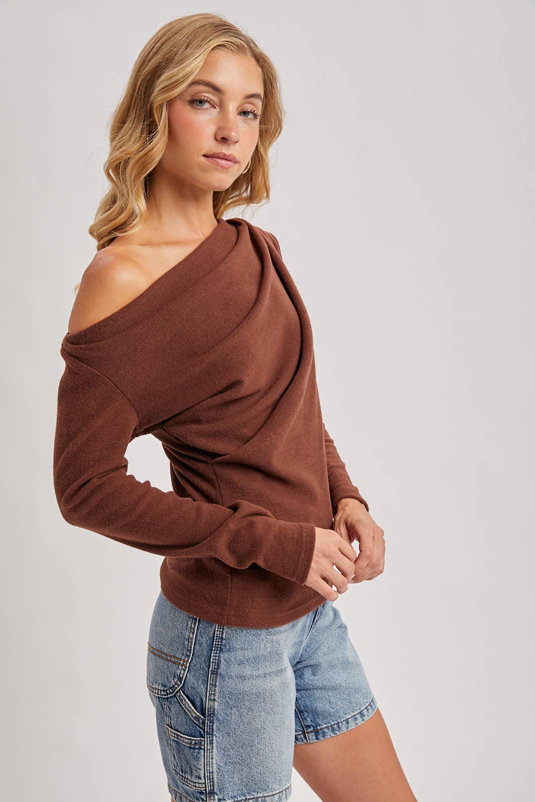 ONE OFF SHOULDER KNIT TOP