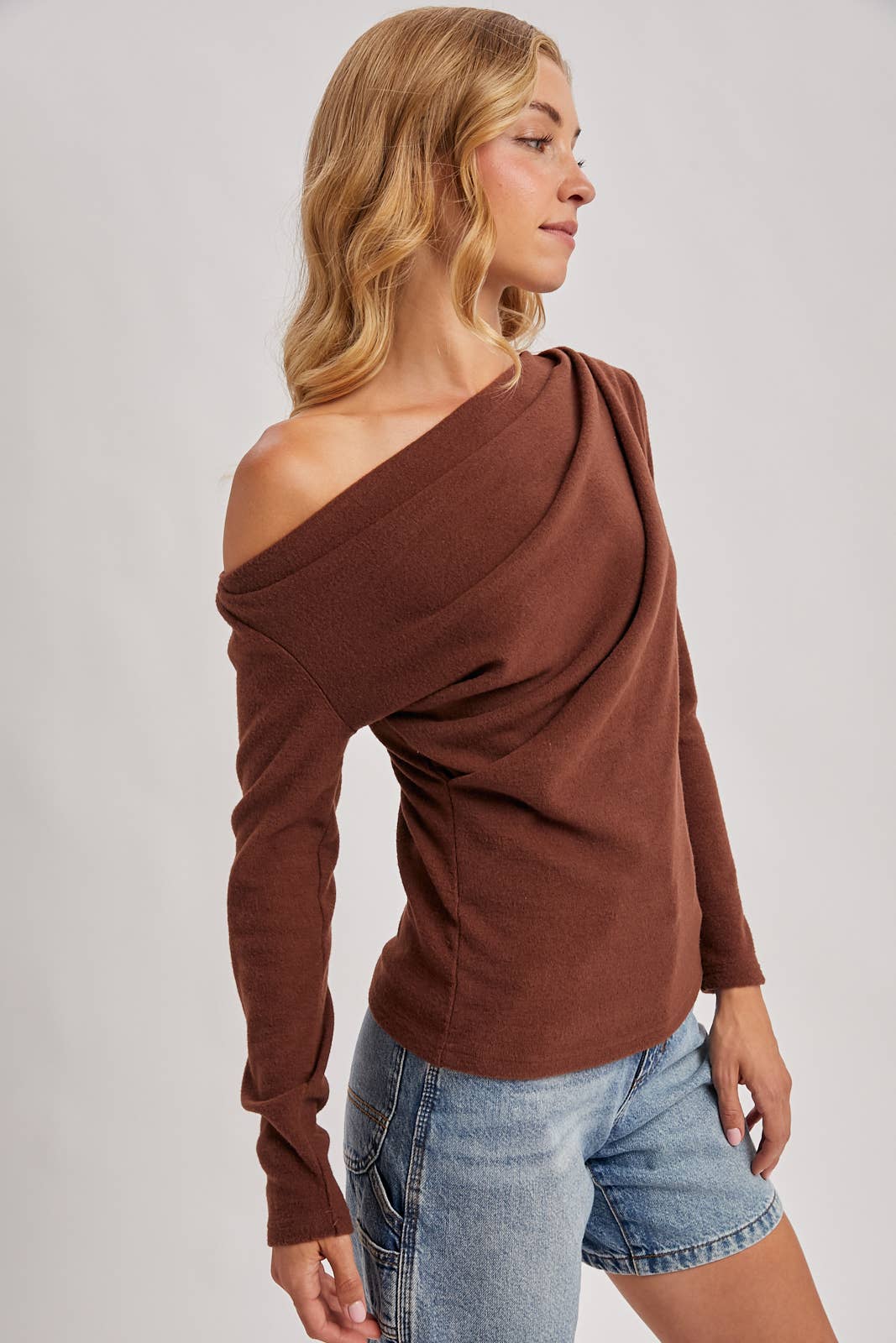 ONE OFF SHOULDER KNIT TOP